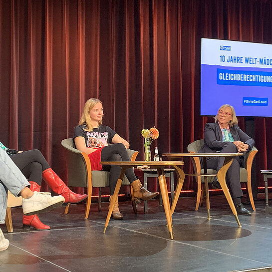 Auf einer Bühne sitzen Helen Fares, Edith Löhle, Kristina Lunz, Kathrin Hartkopf und Şeyda Kurt.