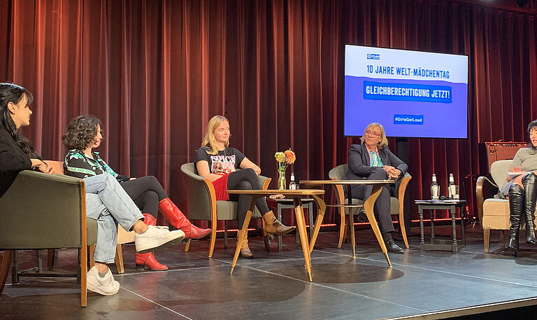 Auf einer Bühne sitzen Helen Fares, Edith Löhle, Kristina Lunz, Kathrin Hartkopf und Şeyda Kurt.