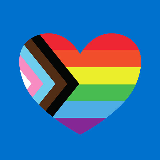 Die Queer-Flagge ist herzförmig auf einem blauen Hintergrund abgebildet
