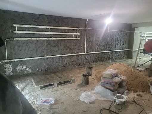 Ein Kellerraum, der nach Baustelle aussieht