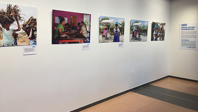 Die Fotoausstellung zeigt die Herausforderungen der Mädchen und bietet Erklärungen zu ihnen und den Projekten von Plan International. © Julia Engel