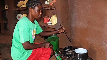 Durch die Einführung von Biogas konnte Vimbais (24) Stellung als Frau innerhalb der Gemeinschaft gestärkt werden.