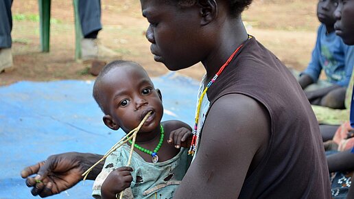 Mit diesem Geschenk unterstützen Sie die Versorgung von schwer unterernährten Kindern im Südsudan.