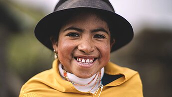 Patenschaft einfach erklärt Bild: Ein Patenkind aus Ecuador strahlt in die Kamera