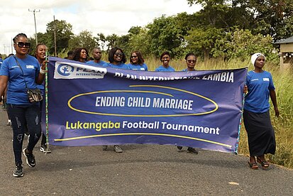 Frauen demonstrieren gegen Kinderheirat