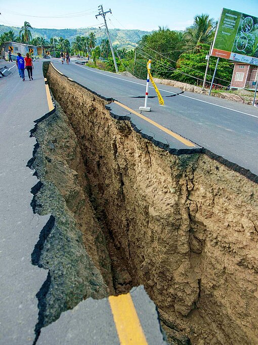Nach einem schweren Erdbeben 2016 sind neben Schulen auch viele Straßen der ecuadorianischen Provinz Manabí zerstört Ein tiefer Riss in einer Straße