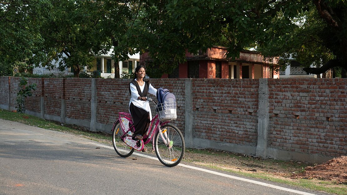 Bojmati fährt auf einem Weg mit ihrem Fahrrad