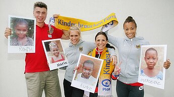 David Storl, Verena Sailer und Tatjana Pinto begrüßen Sabrina Mockenhaupt als "Kinder brauchen Fans!"-Botschafterin.