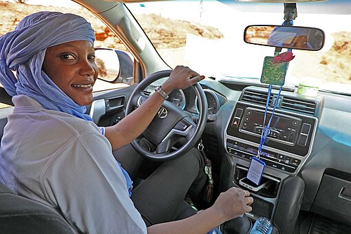 Amsatou (24) kennt sich auf den Straßen ihrer Heimat Niger bestens aus Eine Frau sitzt am Steuerrad