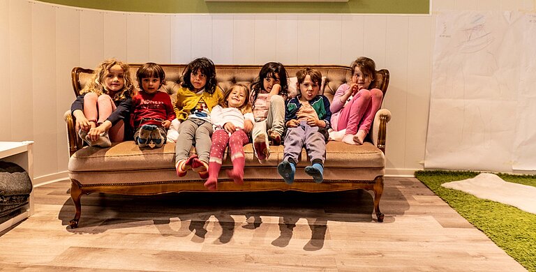 Kita-Kinder auf Sofa