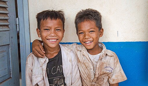 Plan International engagiert sich über Patenschaften für Kinder in Asien sowie Afrika und Lateinamerika Zwei Jungs in Kambodscha