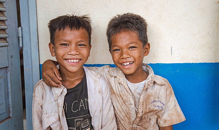 Zwei Jungen in Kambodscha