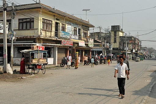 In Nepal können Mädchen und junge Frauen Schutz in von Plan International unterstützten Frauenhäusern finden, wie hier in der Stadt Itahari. Straße der Kleinstadt Itahari in Nepal.