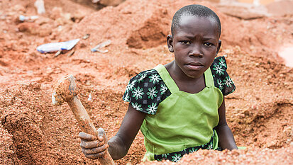 Limi arbeitet in einer Goldmine in Tansania