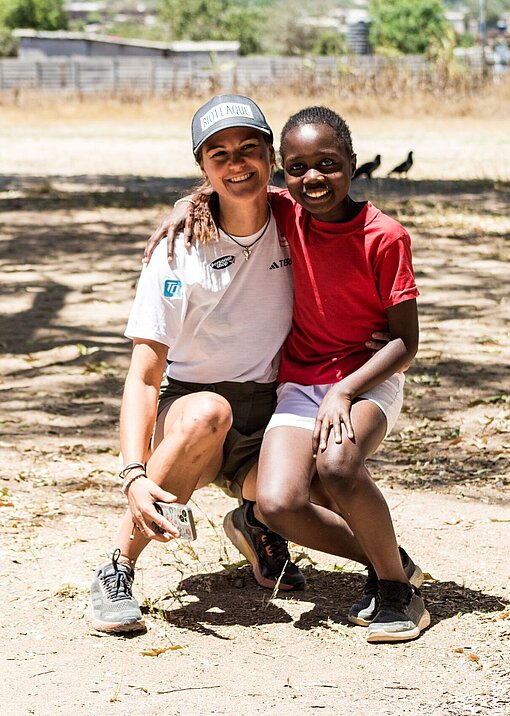 Luisa Görlich und Mercy haben den Arm umeinander gelegt