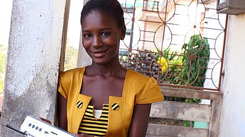 Wie Mariama geht es vielen Kindern in Sierra Leone: lernen istz nur über das Radio möglich. Die Schulen sind geschlossen. © Plan / Michael Tosner / B1L Production