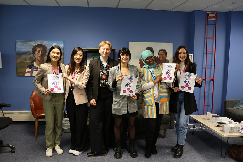 Bild: Eine Gruppe junger Frauen hält stolz ihre Teilnehmer:innen-Zertifikate in die Kamera