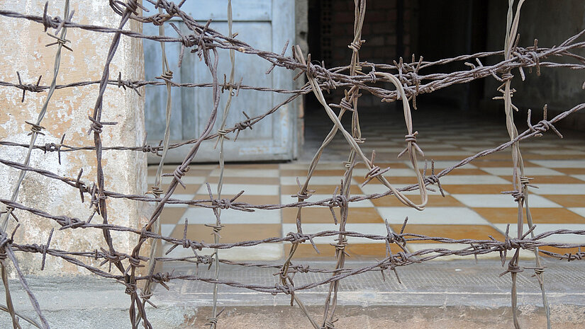 Wen die Roten Khmer einmal ins „Verhör“- und Folterzentrum Tuol Sleng von Phnom Penh steckten, kam nicht leben wieder daraus hervor. © Foto: Plan/Marc Tornow