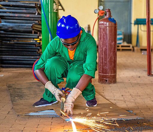 Nach dem Schulabschluss machte Denyse (21) eine Ausbildung als Schweißerin Eine junge Frau schweißt Metallteile