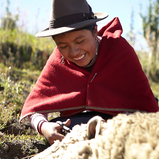 Eine Frau in Ecuador bei der Arbeit