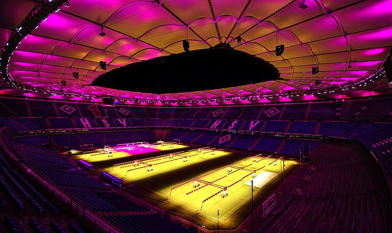 pink beleuchtetes HSV-Fußballstadion von innen