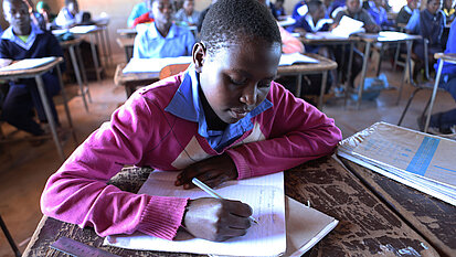 Mit unseren Maßnahmen ermöglichen wir Jungen und Mädchen, langfristig die Schule zu besuchen. © Plan International