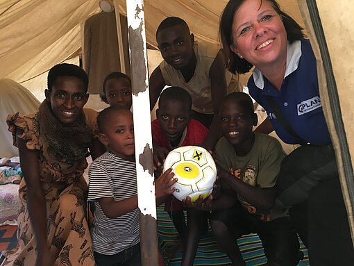 Dr. Susanne Bixner hat die Rechte der Kinder im Blick. Dr. Susanne Bixner mit Kindern in Ruanda