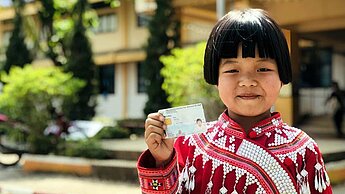Durch eine Geburtenregistrierung können Kinder in Thailand einen Ausweis beantragen und ihr Recht auf Bildung wahrnehmen Durch eine Geburtenregistrierung können Kinder in Thailand einen Ausweis beantragen und ihr Recht auf Bildung wahrnehmen