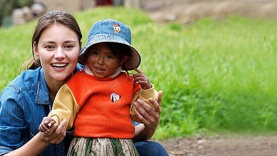 Bild: Eine Patin besucht ihr Patenkind in Ecuador