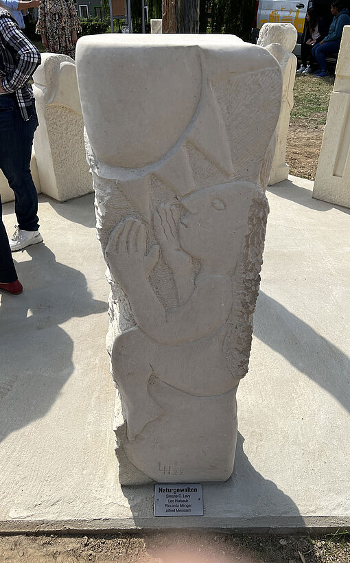 Durch die künstlerische Gestaltung konnten Jugendliche ihre Erfahrungen verarbeiten. Ein Element des Mahnmals: Eine rechteckige Säule, auf der eine Figur zu sehen ist, die zur Sonne emporschaut.