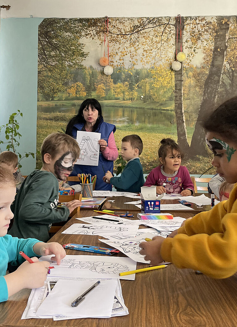 Geflüchtete Kinder malen gemeinsam