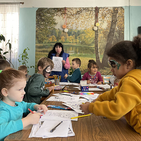 Geflüchtete Kinder malen gemeinsam