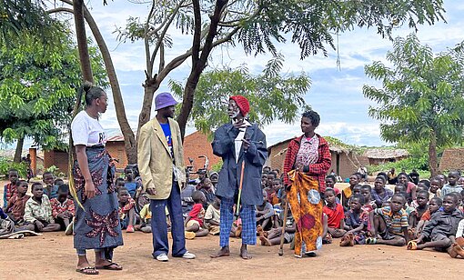 Eine Gruppe junger Leute in Afrika