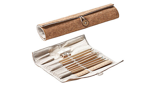 10186 Stifte-Rolle mit Naturkork Vorne eine geöffnete Rolle mit Schreibmaterial, dahinter die Rolle mit Knopfverschluß geschlossen.