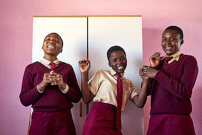 Aufklärung schafft Selbstvertrauen für drei Schülerinnen in Simbabwe.