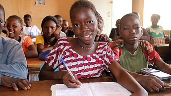 Wir ermöglichen Kindern in unseren Programmgebieten den Schulbesuch. Kinder haben das Recht auf Bildung.