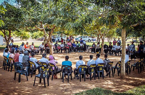 Unter freiem Himmel oder in der Räumen ihrer Schule treffen sich die Mitglieder des Jugendclubs „Champions of Change“ in Mosambik Eine Gruppe Jugendlicher sitzt im Stuhlkreis