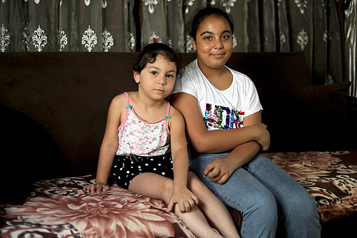 Khouloud (5) und ihre Schwester Nour (10) haben die Schockwelle der Explosion überlebt Khouloud (5) und ihre Schwester Nour (10) haben die Schockwelle der Explosion überlebt
