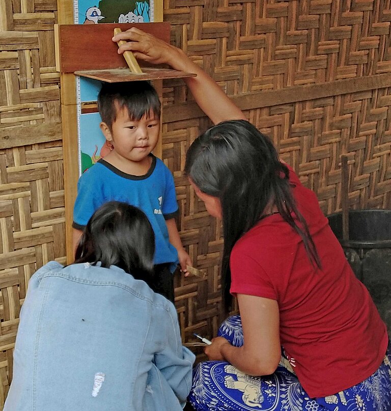 Kinderärtzliche Untersuchung hinsichtlich Wachstum bei einem Jungen in Kachin, Myanmar
