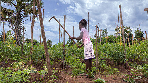Mädchen in Garten in Norduganda