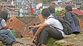 Junge Menschen in Java in Indonesien blicken auf eine Stadt 