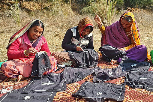 Im indischen Rajasthan hat sich über Jahrhunderte eine einzigartige Handwerkskunst rund um das Thema Bekleidung entwickelt Im indischen Rajasthan hat sich über Jahrhunderte eine einzigartige Handwerkskunst rund um das Thema Bekleidung entwickelt