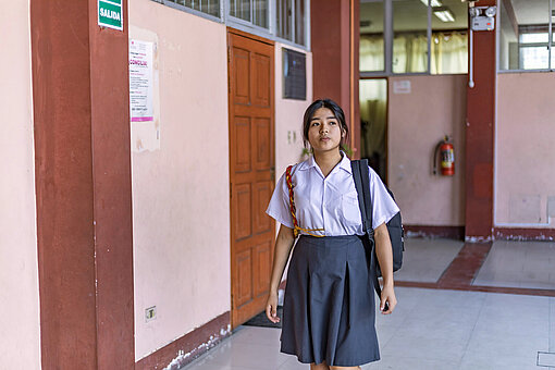 Auf der weiterführenden Schule in Loreto Ein Schulmädchen in Peru