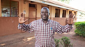 Patrick in der Schule seiner Gemeinde