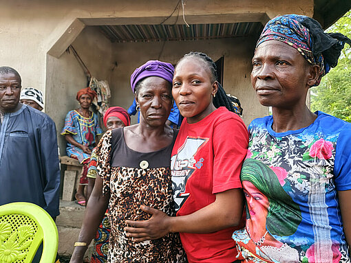 Yawa mit Verwandtschaft zu Hause