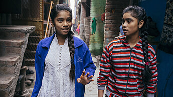 Die 14-jährige Sweetie (l.) setzt sich dafür ein, dass ihre Nachbarschaft in Delhi sicherer wird. © Plan International / Jeton Kaçaniku Die 14-jährige Sweetie (l.) setzt sich dafür ein, dass ihre Nachbarschaft in Delhi sicherer wird. © Plan International / Jeton Kaçaniku