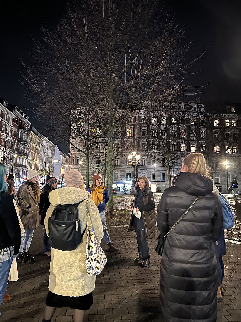 Eine Gruppe Menschen steht auf dem Hansaplatz in Hamburg zusammen.