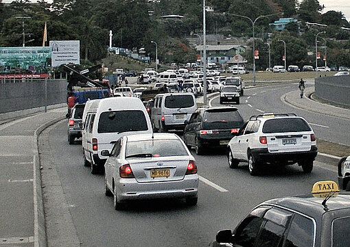 Stau auf den Straßen der Hauptstadt Honiara Stau auf einer Straße