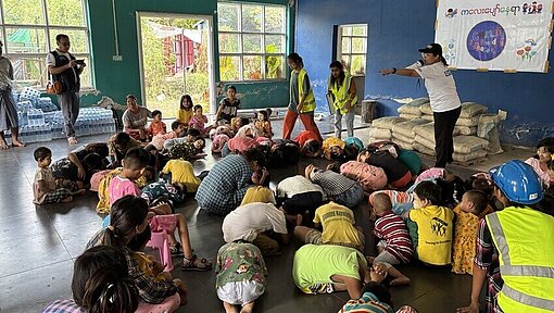 Erdbeben-Schulung für Kinder Kinder machen Erdbeben-Schulung