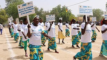 In Kamerun machen sich junge Frauen stark, um schädliche Praktiken wie Kinderarbeit, frühe Heirat und Gewalt gegen Kinder zu beenden